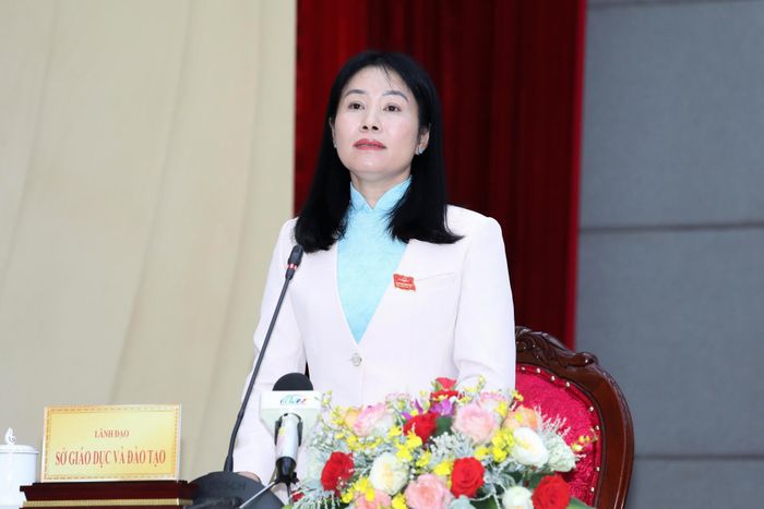 Giám đốc Sở Giáo dục và Đào tạo Lê Thị Bích Liên trả lời chất vấn của đại biểu