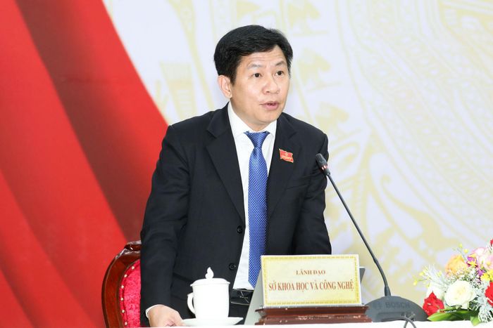 Ông Võ Thành Công, Tỉnh ủy viên, Giám đốc Sở Khoa học và Công nghệ tỉnh Lâm Đồng trả lời các câu hỏi chất vấn của các đại biểu