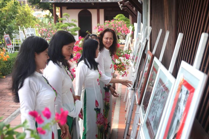 Nhân dân đến tham quan và xem triển lãm nhân dịp sinh nhật Bác tại Trường Dục Thanh