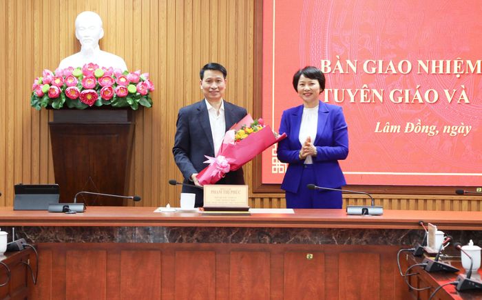Đồng chí Phạm Thị Phúc, Phó Bí thư Tỉnh ủy, Chủ tịch Ủy ban MTTQ Việt Nam tỉnh tặng hoa chúc mừng đồng chí Bùi Huy Thành, Ủy viên Ban Thường vụ Tỉnh ủy, tân Trưởng Ban Tuyên giáo và Dân vận Tỉnh ủy