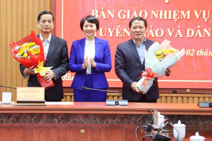 Đồng chí Phạm Thị Phúc, Phó Bí thư Tỉnh ủy, Chủ tịch Ủy ban MTTQ Việt Nam tỉnh ghi nhận và tri ân những đóng góp của các đồng chí nguyên lãnh đạo Ban Tuyên giáo và Dân vận Tỉnh ủy