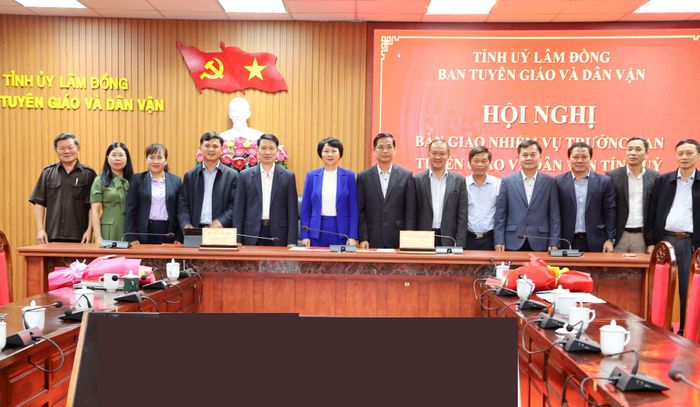 Đồng chí Võ Thanh Bình, Ủy viên Ban Thường vụ Tỉnh ủy, nguyên Trưởng Ban Tuyên giáo và Dân vận Tỉnh ủy và đồng chí Bùi Huy Thành, Ủy viên Ban Thường vụ Tỉnh ủy, Trưởng Ban Tuyên giáo và Dân vận Tỉnh ủy ký biên bản bàn giao nhiệm vụ và chụp hình lưu niệm với các đại biểu