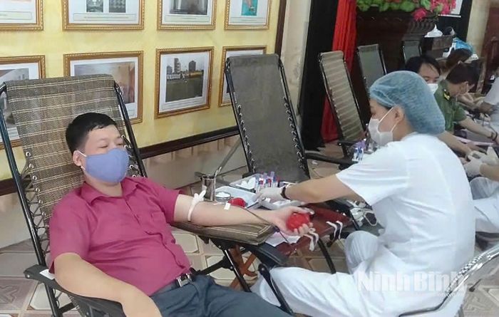Anh Mai Đức Trung tích cực tham gia hiến máu tình nguyện, đặc biệt trong giai đoạn dịch COVID-19 diễn biến phức tạp.