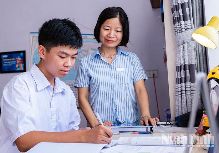 Đóng vai trò là người đồng hành, cô giáo Nguyễn Thị Thơ luôn định hướng và tạo tâm lý thoải mái nhất để Nguyễn Trọng Trường Anh phát huy tối đa năng lực tự học.