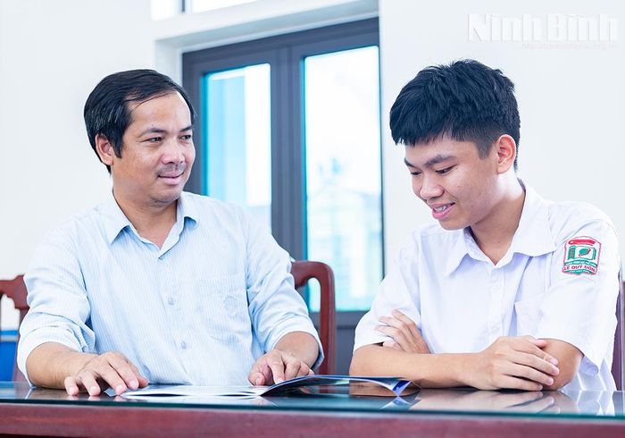 Thầy giáo Nguyễn Văn Đằng, Hiệu trưởng Trường THPT Lê Quý Đôn ghi nhận và động viên những nỗ lực bứt phá của Á khoa toàn quốc Nguyễn Trọng Trường Anh.