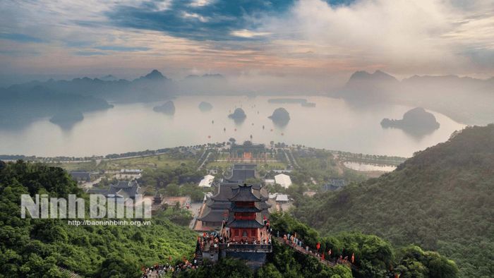 Toàn cảnh chùa Tam Chúc được bao bọc bởi những dãy núi đá vôi hùng vĩ và mặt hồ bao la.