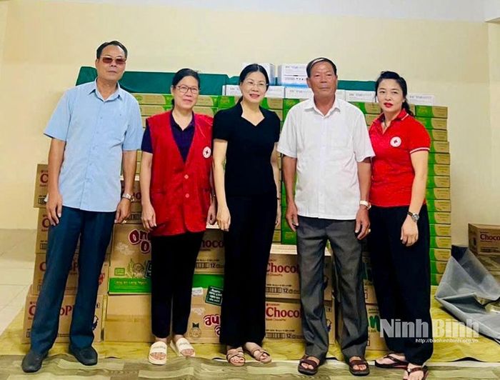 Ông Lê Gia Cường (áo trắng) quyên góp nhu yếu phẩm hỗ trợ người dân vùng núi phía Bắc bị ảnh hưởng bởi thiên tai năm 2024.