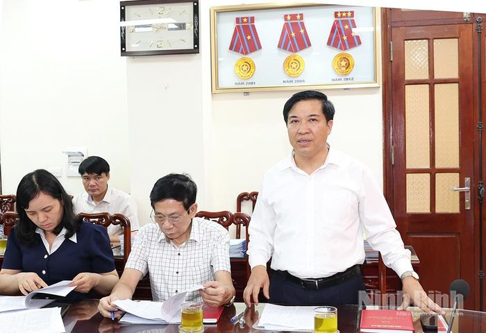 Đồng chí Nguyễn Đình Chuyên, Phó Giám đốc Báo và phát thanh, truyền hình Ninh Bình phát biểu ý kiến tại hội nghị.