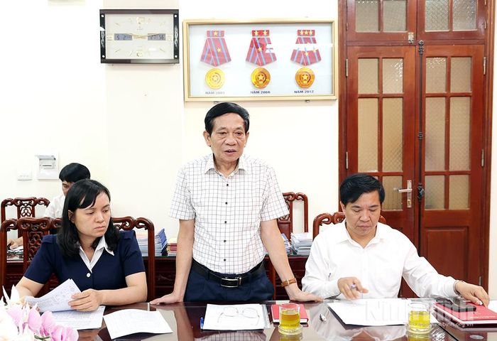 Đồng chí Trần Đức Long, Chủ tịch Hội Nhà báo Ninh Bình, thành viên Ban Giám khảo phát biểu ý kiến tại hội nghị.