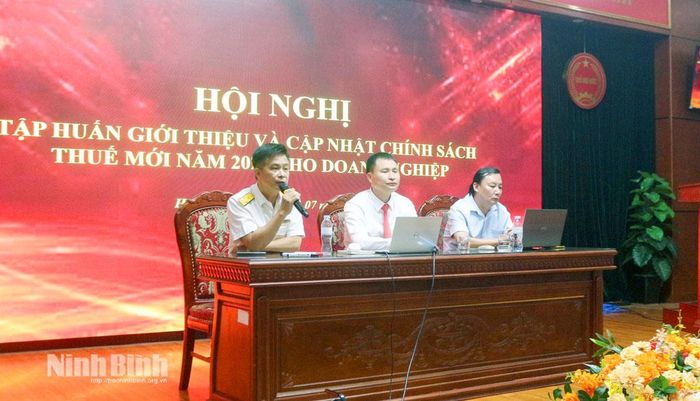 Lãnh đạo Thuế cơ sở 10 giải đáp câu hỏi của doanh nghiệp tại hội nghị.