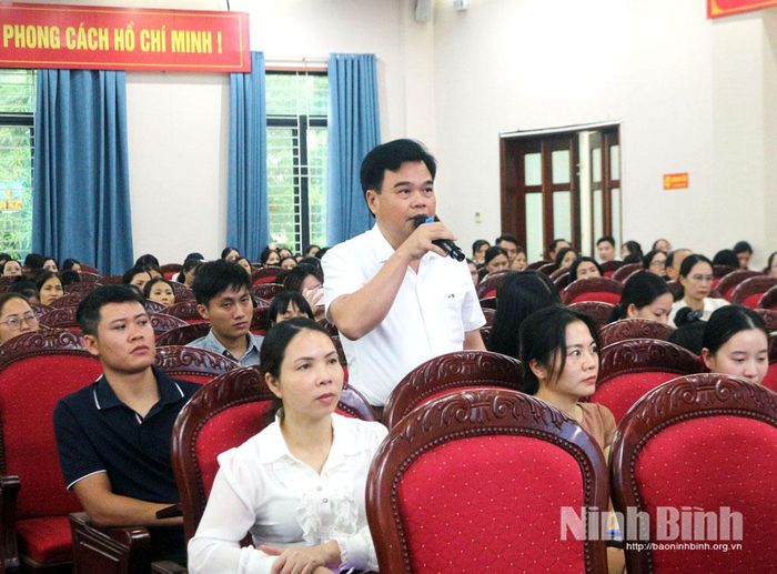 Đại diện doanh nghiệp nêu câu hỏi về chính sách thuế mới năm 2026.