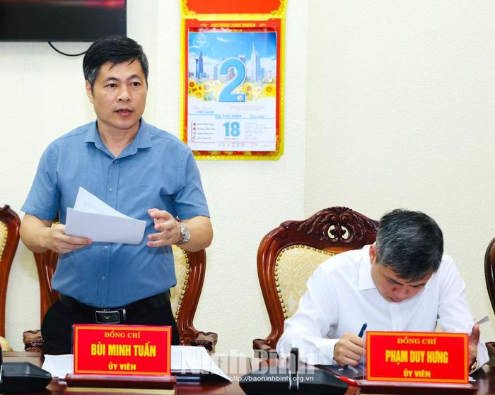 Đồng chí Bùi Minh Tuấn, Phó Ban Nội chính Tỉnh ủy, Ủy viên Ban Chỉ đạo báo cáo kết quả thực hiện nhiệm vụ 6 tháng đầu năm, triển khai nhiệm vụ 6 tháng cuối năm 2026.
