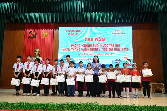Lãnh đạo Sở Y tế tặng quà cho trẻ em xã Giao Hòa nhân Tháng hành động vì trẻ em 2026.