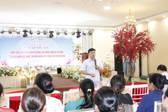 Cán bộ Chi cục Dân số và trẻ em tỉnh tập huấn kiến thức về sàng lọc trước sinh và sơ sinh cho cộng tác viên dân số trong tỉnh.