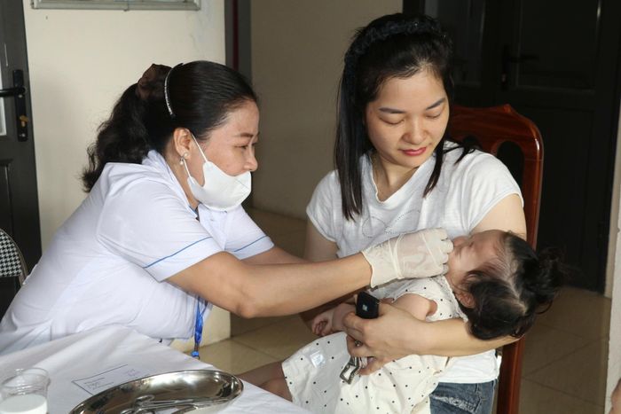 Bổ sung vitamin A cho trẻ em tại Trạm Y tế phường Hoa Lư.