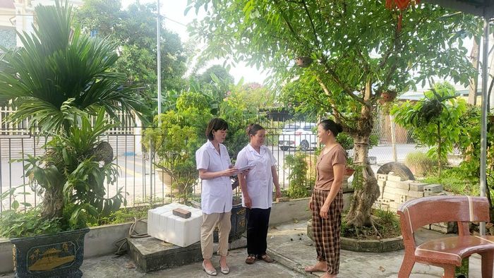 Cán bộ Trạm Y tế xã Hiển Khánh tuyên truyền chính sách dân số cho người dân.