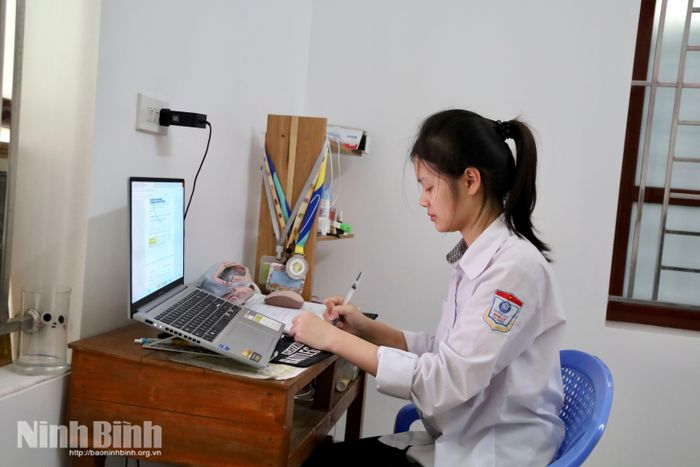Góc học tập đơn sơ gắn bó với Quỳnh Mai từ những năm học lớp 1 đến khi trở thành á khoa toàn quốc Kỳ thi tốt nghiệp THPT năm 2026.