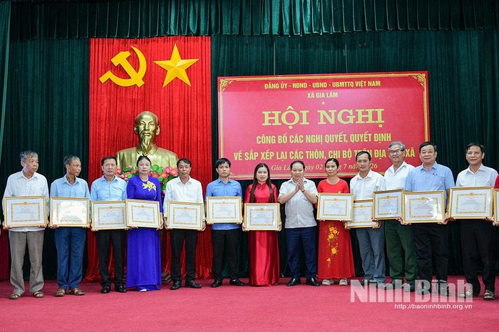 Đồng chí Vũ Hồng Hiên, Ủy viên Ban Thường vụ Tỉnh ủy, Chủ nhiệm Ủy ban Kiểm tra Tỉnh ủy khen thưởng các cá nhân có nhiều đóng góp trong quá trình tham gia hoạt động không chuyên trách ở xã, thôn.