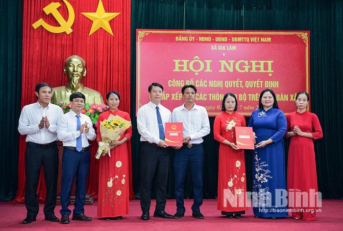 Các đồng chí Thường trực Đảng ủy xã trao các quyết định của Ban Thường vụ Đảng ủy xã, UBND xã cho các đồng chí cấp ủy chi bộ và đồng chí Trưởng thôn Quyết Tiến.