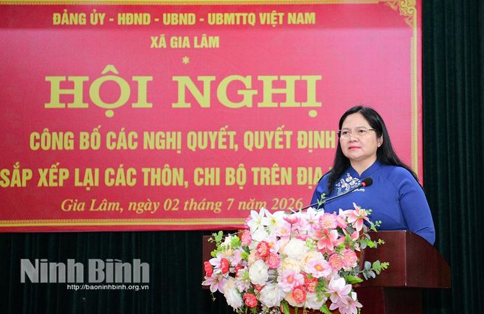 Đồng chí Đinh Thị Nhung, Bí thư Đảng ủy, Chủ tịch HĐND xã Gia Lâm phát biểu tại hội nghị.