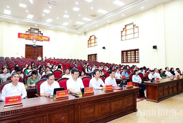 Các đại biểu dự hội nghị tại điểm cầu Ninh Bình.