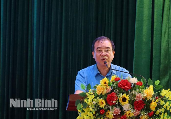 Đồng chí Vũ Hồng Minh, Phó Chủ tịch LĐLĐ tỉnh phát biểu tại hội nghị. Ảnh: Phạm Hiền