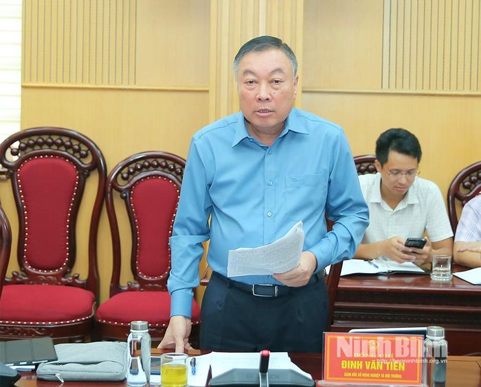 Đồng chí Đinh Văn Tiên, Ủy viên Ban Thường vụ Tỉnh ủy, Giám đốc Sở Nông nghiệp và Môi trường phát biểu tại phiên họp.