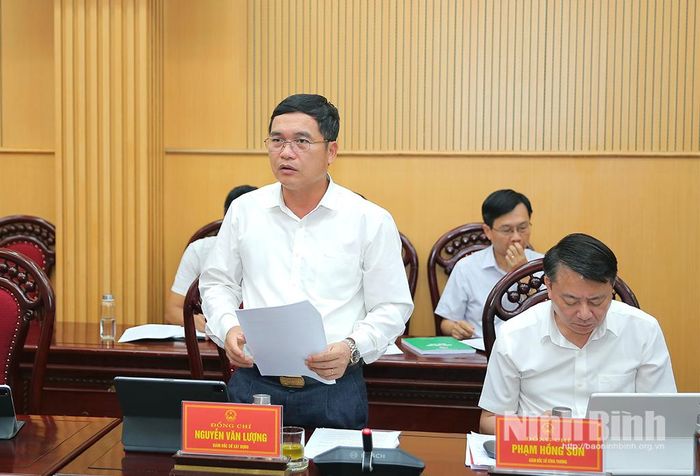 Đồng chí Nguyễn Văn Lượng, Ủy viên Ban Thường vụ Tỉnh ủy, Giám đốc Sở Xây dựng phát biểu tại phiên họp.