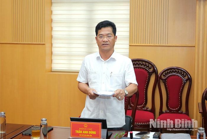Đồng chí Trần Anh Dũng, Ủy viên Ban Thường vụ Tỉnh ủy, Phó Chủ tịch UBND tỉnh phát biểu tại phiên họp.
