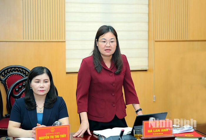 Đồng chí Hà Lan Anh, Tỉnh ủy viên, Phó Chủ tịch UBND tỉnh phát biểu tại phiên họp.