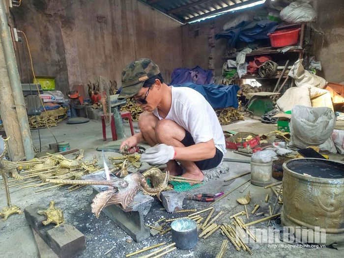 Người dân thôn Đồng Quỹ hoàn thiện các sản phẩm làm từ đồng.