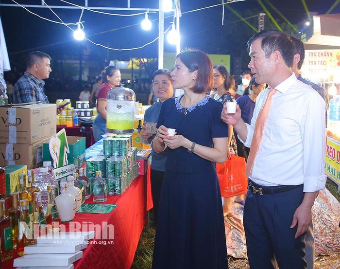 Các đại biểu tham quan gian hàng trưng bày.