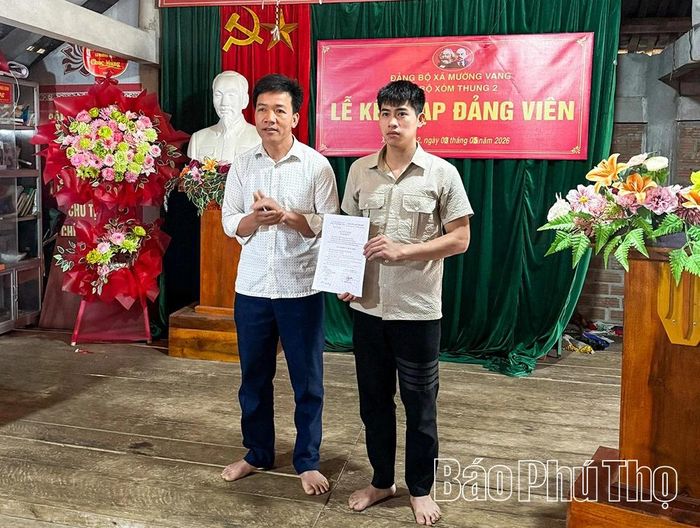 Từ những nhân tố tích cực, Chi bộ xóm Thung đã kết nạp quần chúng ưu tú vào Đảng.