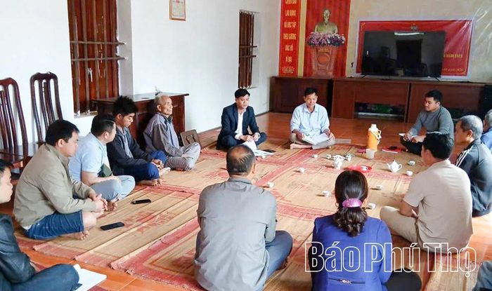 Các đồng chí Ủy viên Ban Chấp hành Đảng bộ xã được phân công phụ trách địa bàn, thường xuyên dự sinh hoạt chi bộ, trực tiếp chỉ đạo và tháo gỡ khó khăn trong công tác tạo nguồn phá triển đảng viên.