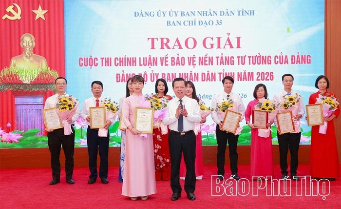 Phó Bí thư Đảng ủy UBND tỉnh Bùi Văn Trường trao giải A cho đại diện nhóm tác giả thuộc Đảng bộ Sở Khoa học và Công nghệ.