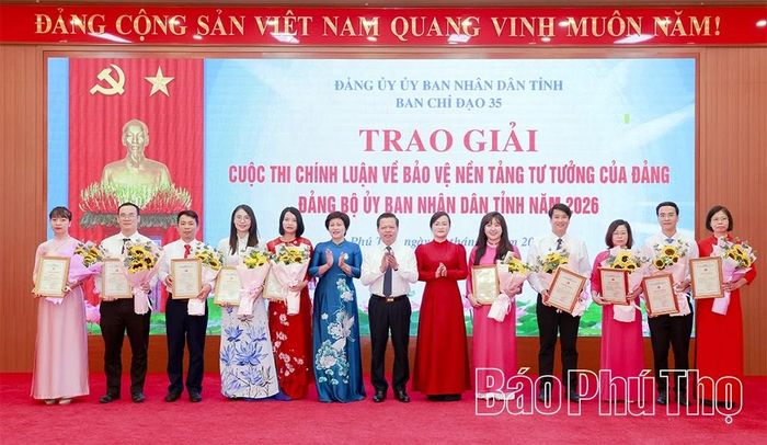 Lãnh đạo Đảng ủy UBND tỉnh chụp ảnh lưu niệm cùng các tác giả, nhóm tác giả đạt giải.