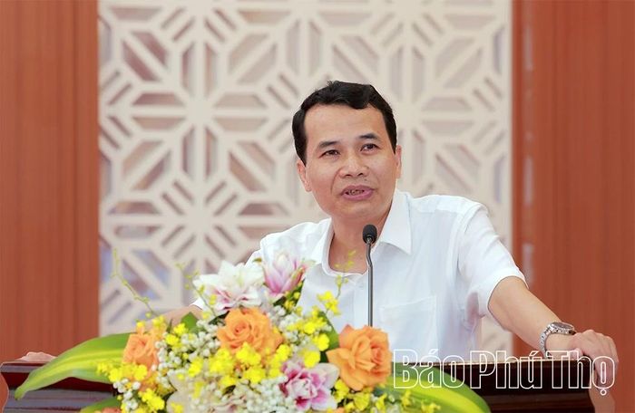 Báo cáo viên thông tin đến đại biểu tình hình thời sự 6 tháng đầu năm.