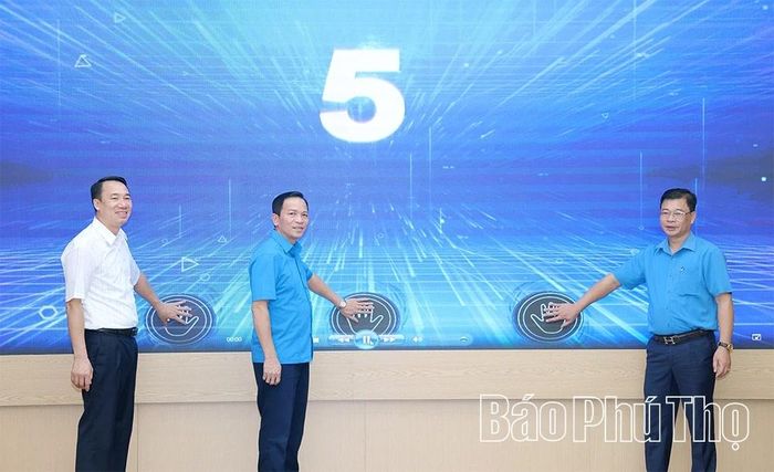 Các đại biểu thực hiện nghi thức phát động cuộc thi.