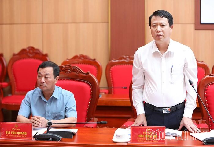 Đồng chí Trưởng Ban Tổ chức Tỉnh ủy Bùi Đình Thi báo cáo kết quả nổi bật trong 6 tháng đầu năm.