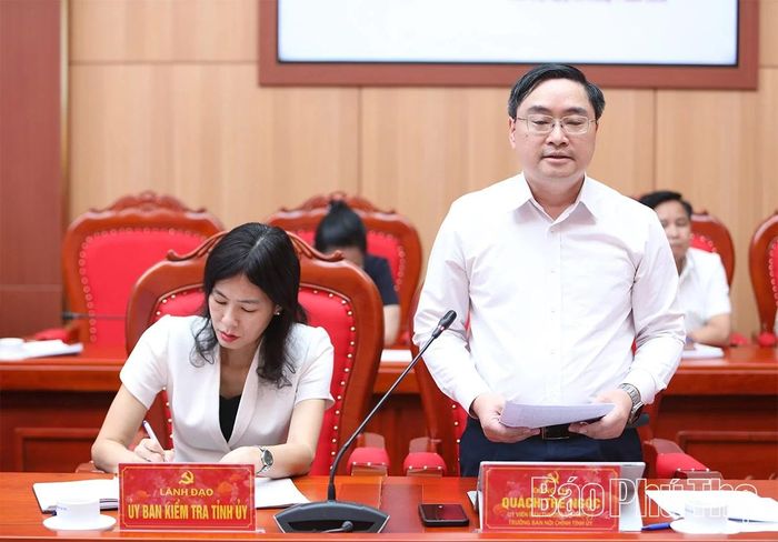 Đồng chí Trưởng Ban Nội chính Tỉnh ủy Quách Thế Ngọc phát biểu làm rõ một số nội dung tại hội nghị.