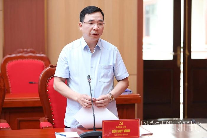 Đồng chí Phó Bí thư Tỉnh ủy Bùi Huy Vĩnh phát biểu tại hội nghị.