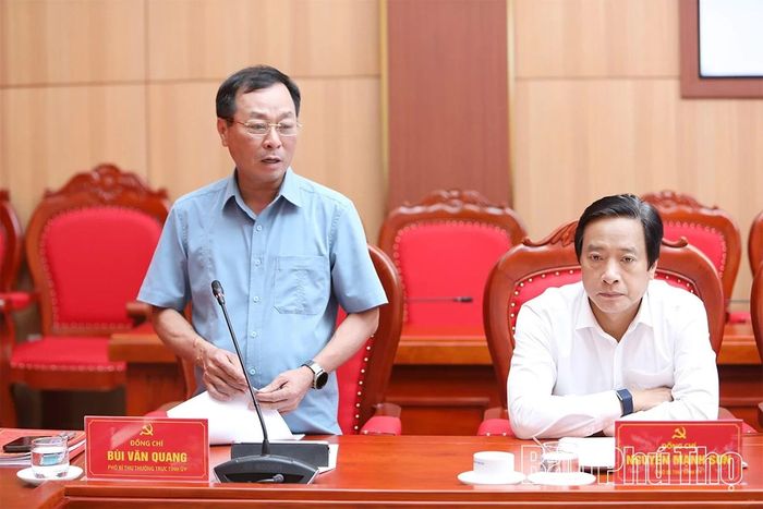 Đồng chí Phó Bí thư Thường trực Tỉnh ủy Bùi Văn Quang điều hành phần thảo luận.