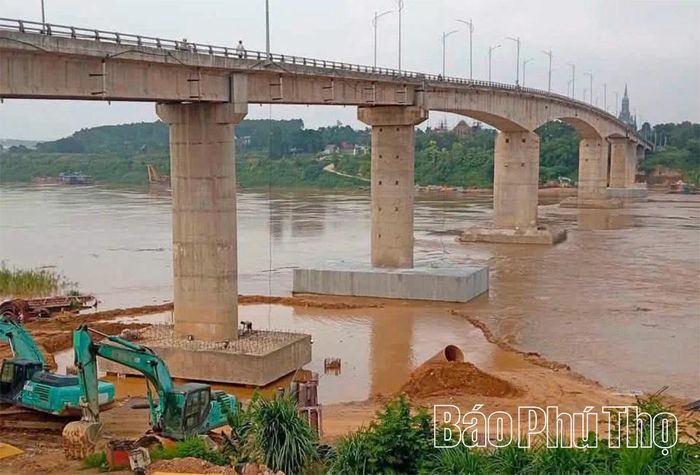 Hiện tại, hoạt động sửa chữa cầu Sông Lô và công tác cứu hộ 2 tầu chìm đang gặp nhiều khó khăn do mực nước sông lên cao.