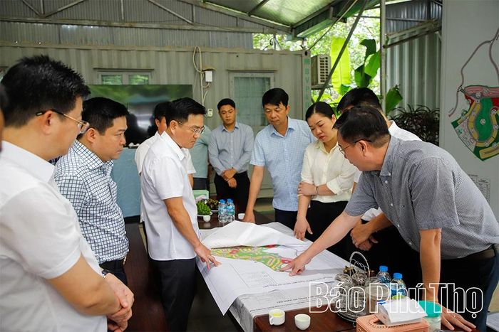 Đại diện Công ty TNHH Legacy Riverside - chủ đầu tư dự án Khu đô thị sinh thái nghỉ dưỡng cao cấp Đông Trường Sơn báo cáo về hoạt động thi công đoạn tiếp giáp sông Bùi.