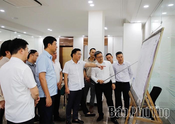 Đồng chí Phó Chủ tịch UBND tỉnh Vũ Việt Văn cùng đoàn công tác nghe chủ đầu tư dự án Khu nghỉ ngơi, vui chơi giải trí Thung lũng Nữ Hoàng báo cáo những vướng mắc liên quan.