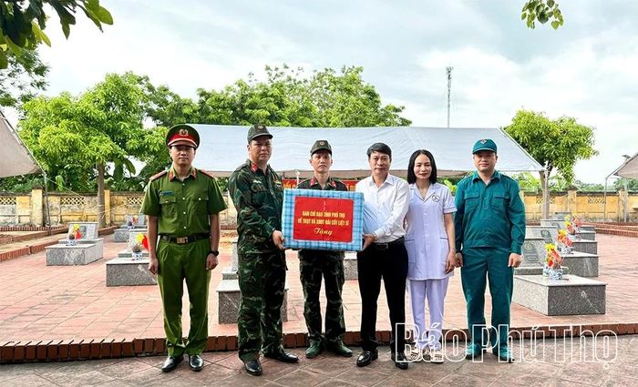 Đồng chí Phó Chủ tịch UBND tỉnh Nguyễn Khắc Hiếu tặng quà động viên các lực lượng phục vụ quá trình lấy mẫu ADN, xác định danh tính hài cốt liệt sĩ.