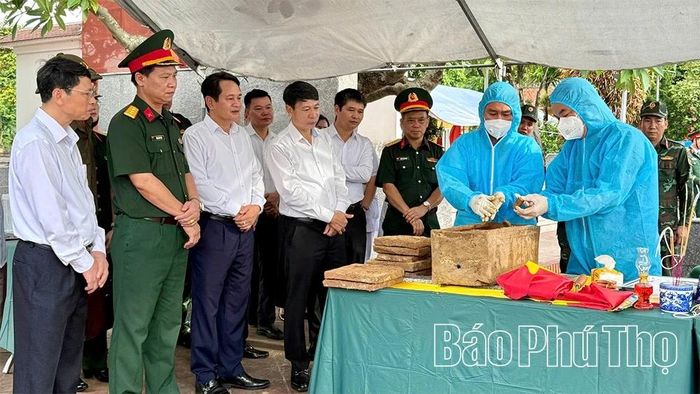 Đồng chí Phó Chủ tịch UBND tỉnh Nguyễn Khắc Hiếu theo dõi quá trình lấy mẫu ADN hài cốt liệt sĩ tại Nghĩa trang liệt sĩ Trung Nguyên, xã Tề Lỗ.