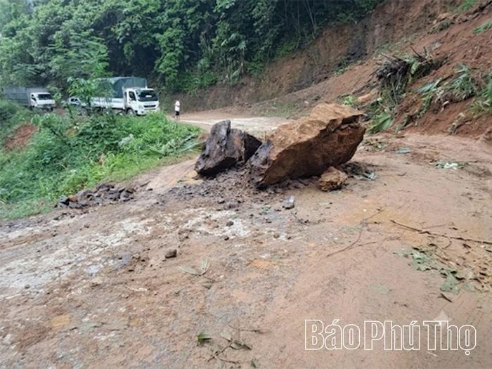 Cùng với đất, nhiều tảng đá lớn sạt xuống mặt đường.