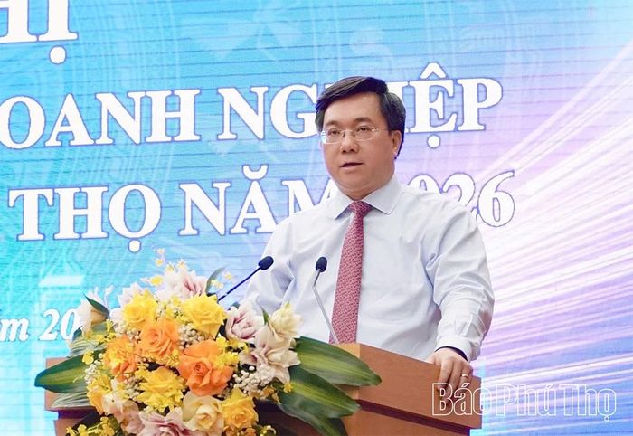 Đồng chí Chủ tịch UBND tỉnh Trần Duy Đông phát biểu tại hội nghị.