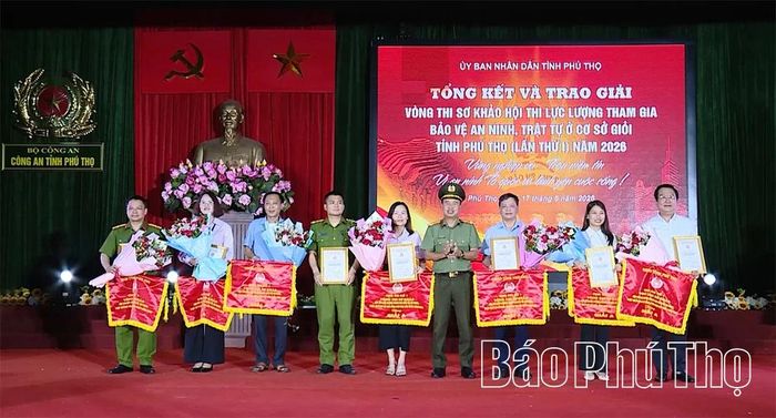 Ban Tổ chức trao Giải A cho các đội thi xuất sắc.